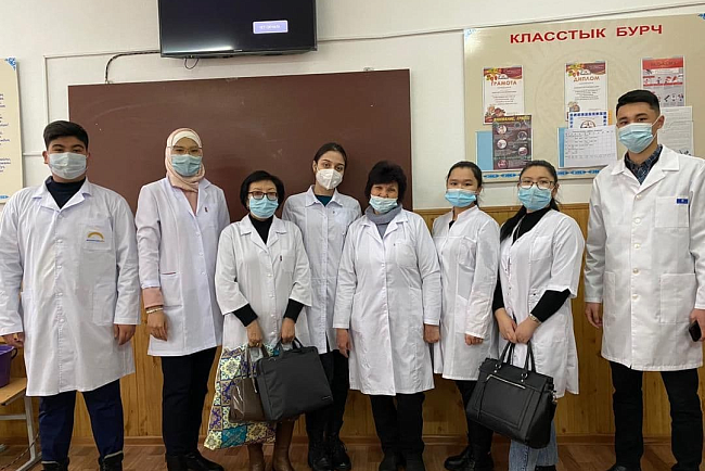 Преподаватели и студенты ведущих медицинских ВУЗов страны КГМА им. И. К. Ахунбаева и КРСУ им. Б.Н. Ельцина организовали выездную профориентиационную и санитарно -просветительскую конференцию.